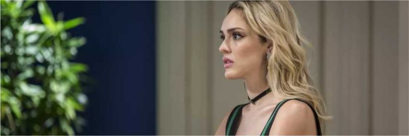 Manuzita (Isabelle Drummond) quer saber o que está rolando entre João (Rafael Vitti) e Moana (Giovana Cordeiro), em 'Verão 90' — Foto: Artur Meninea/Gshow