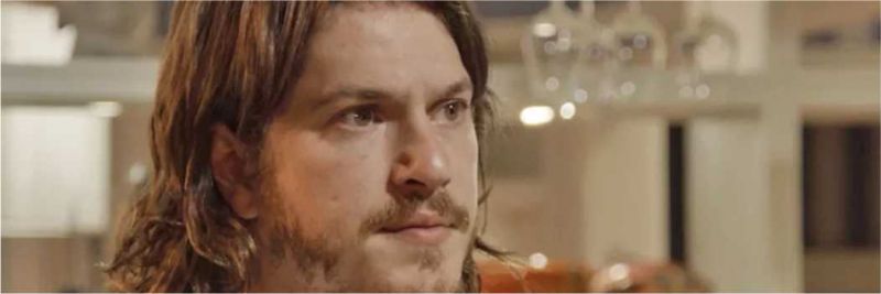 Em 'Verão 90', Quinzinho (Caio Paduan) ganha conselho de Larissa (Marina Moschen), em 'Verão 90' — Foto: Globo