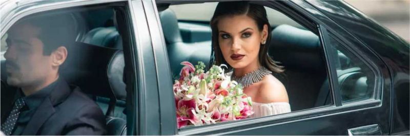 Vanessa (Camila Queiroz) chega divina para o seu casamento com Quinzinho (Caio Paduan), em 'Verão 90' — Foto: Fabiano Battaglin/Gshow
