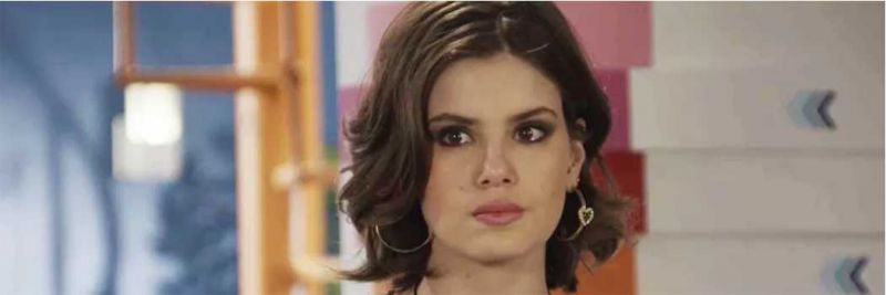 Vanessa (Camila Queiroz) fica mexida com as palavras de João (Rafael Vitti), em 'Verão 90' — Foto: TV Globo