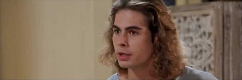 João (Rafael Vitti) não acredita que, finalmente, foi inocentado; em 'Verão 90' — Foto: TV Globo