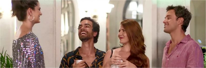 Tobé (Bernardo Marinho) conta a Vanessa (Camila Queiroz) que Rafaela Stor será a nova VJ da PopTV, em 'Verão 90' — Foto: TV Globo