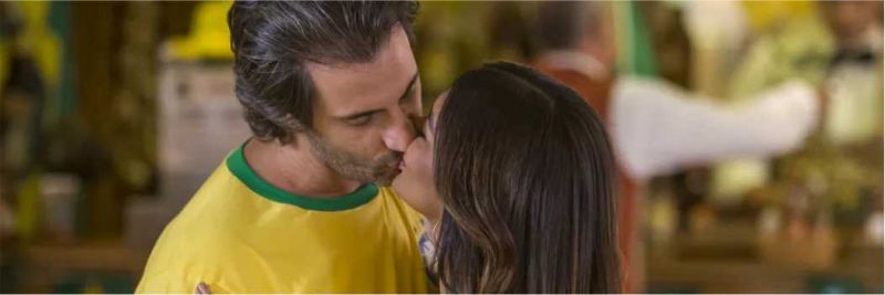 Raimundo (Flávio Tolezani) e Janaína (Dira Paes) se casam durante jogo da Copa do Mundo de 1994, em 'Verão 90' — Foto: Artur Meninea/Globo