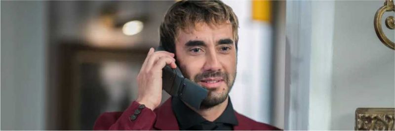 Em 'Verão 90', Galdino (Gabriel Godoy) finge ser um magnata italiano e vai conquistar o coração de Mercedes (Totia Meireles) — Foto: Raquel Cunha/Globo
