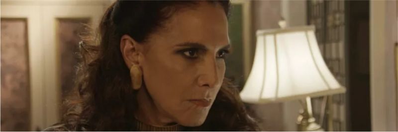 Mercedes (Totia Meireles) descobre que Quinzão (Alexandre Borges) está tendo um caso com outra mulher, em 'Verão 90' — Foto: TV Globo