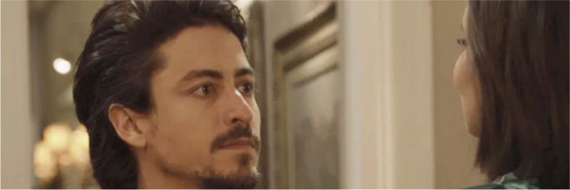 Vanessa (Camila Queiroz) não se intimida e ameaça Jerônimo (Jesuíta Barbosa) em 'Verão 90' — Foto: Globo