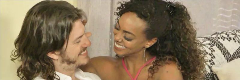 Quinzinho (Caio Paduan) promete terminar com Larissa (Marina Moschen) em 'Verão 90' — Foto: Globo