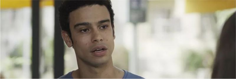 Diego (Sérgio Malheiros) é dura com Larissa (Marina Moschen), em 'Verão 90' — Foto: TV Globo