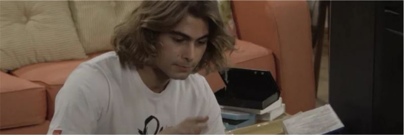 João estuda muito antes de pensar na ideia do programa. Ele vê filmes como 