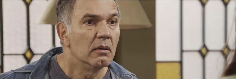 Herculano (Humberto Martins) fica decepcionado com desempenho de Manuzita (Isabelle Drummond), em 'Verão 90' — Foto: TV Globo