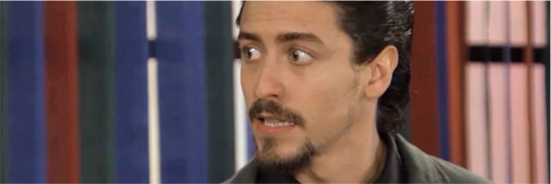 Jerônimo (Jesuíta Barbosa) não quer prejudicar a mãe, mas a proposta de Mercedes (Totia Meireles) é tentadora, em 'Verão 90' — Foto: TV Globo