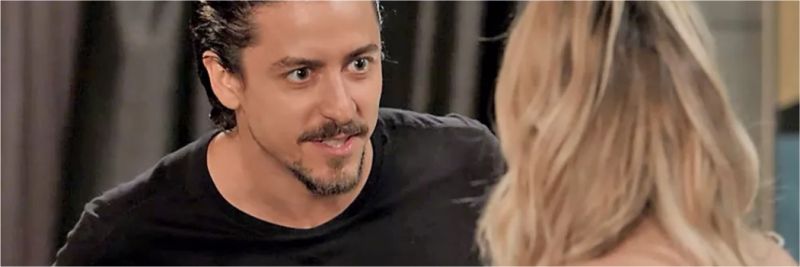 Jerônimo (Jesuita Barbosa) se empolga e tasca beijão na boca de Manuzita (Isabelle Drummond), em 'Verão 90' — Foto: TV Globo