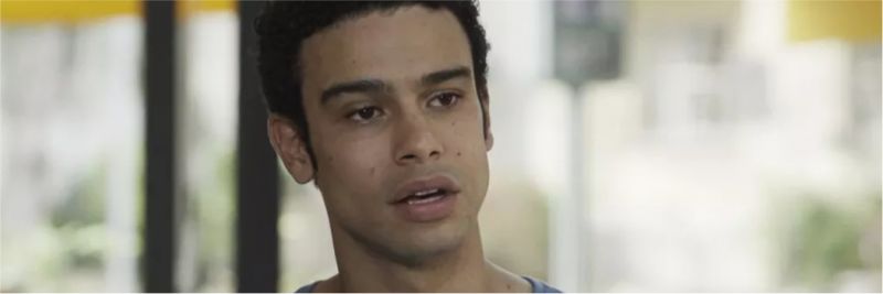 Diego (Sérgio Malheiros) vai com João (Rafael Vitti) atrás de testemunha, em 'Verão 90' — Foto: TV Globo