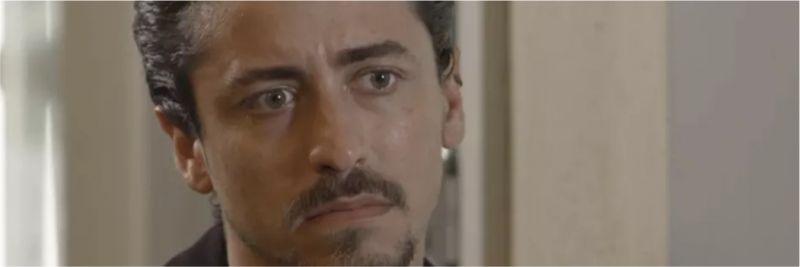 Jerônimo (Jesuíta Barbosa) mente para Manuzita (Isabelle Drummond) e diz que João (Rafael Vitti) tem envolvimento na morte de Nicole (Barbara França), em 'Verão 90'