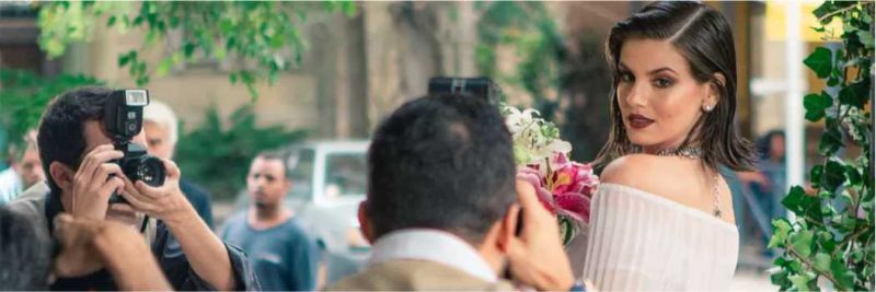 Vanessa, personagem de Camila Queiroz, em 'Verão 90', posa para os flashes dos fotógrafos antes do casamento — Foto: Fabiano Battaglin/Gshow