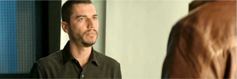 Camilo (Lee Taylor) quer saber de Vivi (Paolla Oliveira) e Chiclete (Sergio Guizé) o que está acontecendo, em 'A Dona do Pedaço' — Foto: Globo