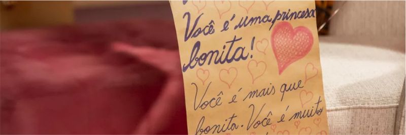 Flores, velas e carta com 1 milhão de beijos fazem parte da surpresa preparada por João (Rafael Vitti) para Manuzita (Isabelle Drummond), em 'Verão 90' 