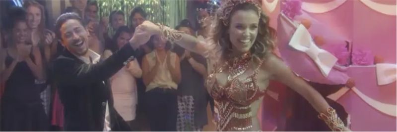 Luana Lyra (Juliane Araújo) sai de bolo em festa de Jerônimo — Foto: TV Globo