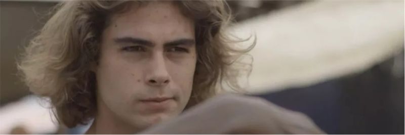 João (Rafael Vitti) tem ideia de criar o primeiro restaurante a quilo em 'Verão 90' — Foto: Globo