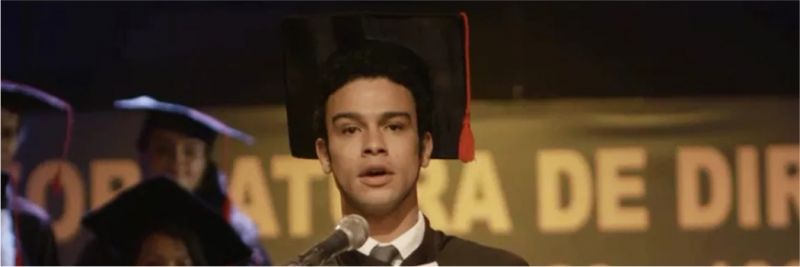Diego (Sérgio Malheiros) faz discurso em formatura, na novela 'Verão 90' — Foto: Globo