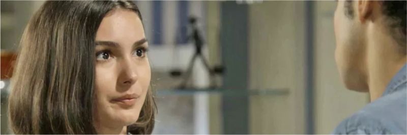 Larissa (Marina Moschen) diz que quer começar um novo ciclo em sua vida, na novela 'Verão 90' — Foto: Globo