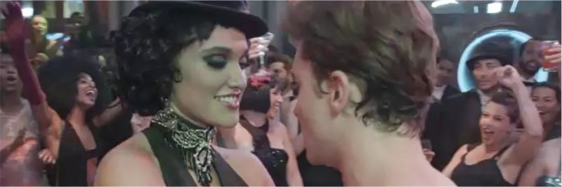 Gisela (Débora Nascimento) beija Patrick (Klebber Toledo) na frente de Lidiane (Claudia Raia), na novela 'Verão 90' — Foto: Globo