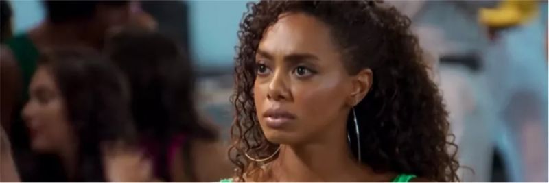 Dandara (Dandara Mariana) fica sabendo que Quinzinho (Caio Paduan) vetou seu programa na PopTV, em 'Verão 90' — Foto: TV Globo