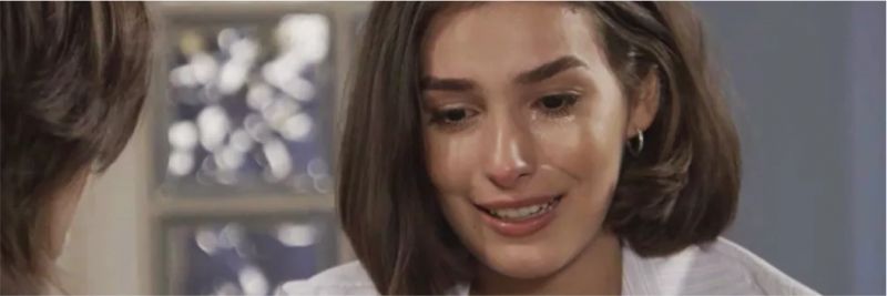 Larissa (Marina Moschen) chora ao lado de Vanessa (Camila Queiroz), em 'Verão 90' — Foto: TV Globo