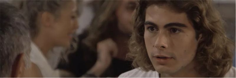 João (Rafel Vitti) está certo de que pode ganhar o concurso e tenta convencer Herculano (Humberto Martins) disso, em 'Verão 90' — Foto: TV GLOBO