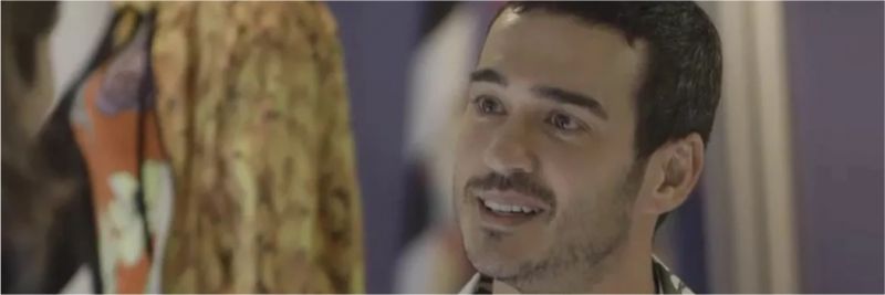 Álamo (Marcos Veras) passa mal e fica trancado no banheiro da Top Wave, em 'Verão 90' — Foto: TV GLOBO