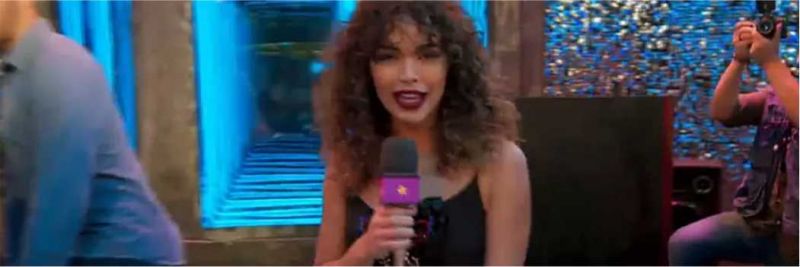 Moana (Giovana Cordeiro) entrevista João (Rafael Vitti) ao vivo em seu programa, em 'Verão 90' — Foto: TV Globo