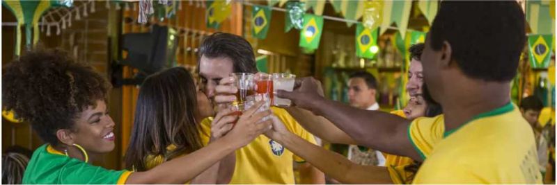 Um brinde aos noivos, em 'Verão 90' — Foto: Artur Meninea/Globo