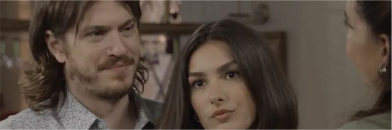 Quinzinho (Caio Paduan) consegue o apoio de Larissa (Marina Moschen), em 'Verão 90' 