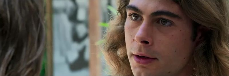 João (Rafael Vitti) diz a Vanessa (Camila Queiroz) que tem um plano para desbancar Jerônimo (Jesuíta Barbosa), em 'Verão 90' — Foto: TV Globo