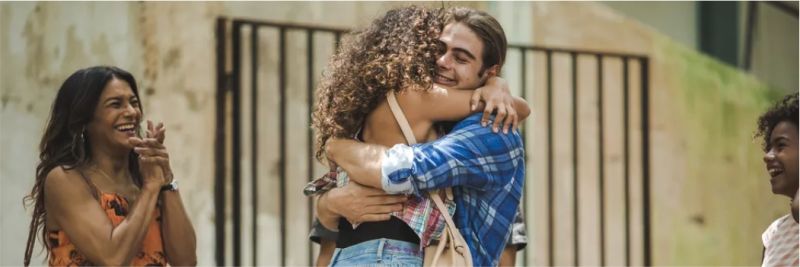Moana (Giovana Cordeiro) também vai receber João (Rafael Vitti) na saída da prisão, em 'Verão 90' — Foto: Fabiano Battaglin/Gshow