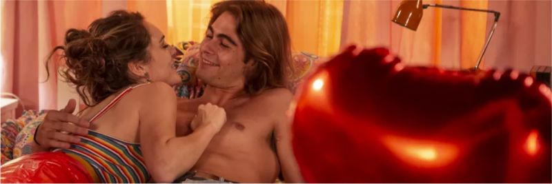 Manuzita (Isabelle Drummond) diz 'sim' ao pedido de João (Rafael Vitti), na novela 'Verão 90'
