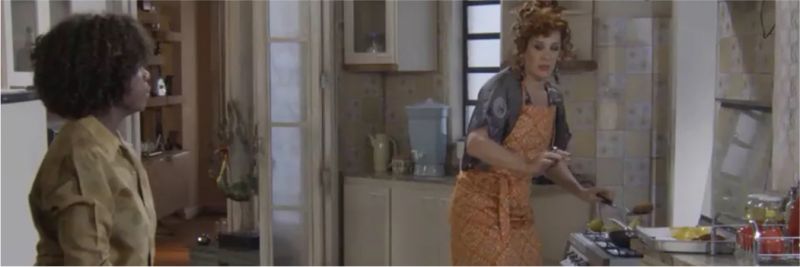Mainha (Zezeh Barbosa) coloca Lidiane (Claudia Raia) para cozinhar em 'Verão 90' — Foto: Globo