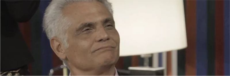 Duque de Kiev (Tarcisio Filho) estuda investir na PopTV em 'Verão 90' — Foto: Globo