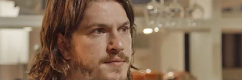 Em 'Verão 90', Quinzinho (Caio Paduan) tenta terminar com Larissa (Marina Moschen), mas não consegue — Foto: Globo