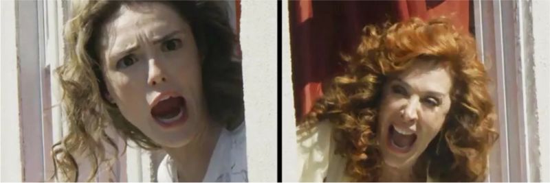 Manuzita (Isabelle Drummond) e Lidiane (Claudia Raia) se pegam no flagra em 'Verão 90' — Foto: Globo