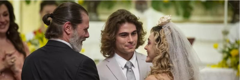 Jofre (Luiz Henrique Nogueira) leva Manu (Isabelle Drummond) até João (Rafael Vitti) em Verão 90! — Foto: Artur Meninea/Gshow
