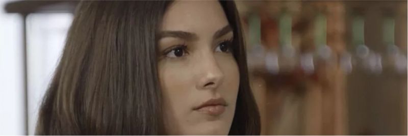 Larissa (Marina Moschen) foi traída, mas acredita na inocência de Quinzinho no caso do Crime da Joatinga, em 'Verão 90'