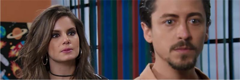 Vanessa (Camila Queiroz) confronta Jerônimo (Jesuíta Barbosa), na novela 'Verão 90' — Foto: TV Globo