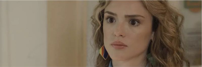 Manuzita (Isabelle Drummond) não acredita no que está ouvindo de João (Rafael Vitti), em 'Verão 90' — Foto: TV Globo