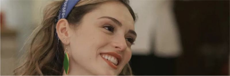 Manuzita (Isabelle Drummond) sorri para o galanteio de Jerônimo, em 'Verão 90' — Foto: TV Globo