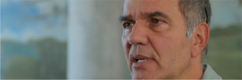 Herculano (Humberto Martins) leva Gisela (Débora Nascimento) para o hospital depois do acidente, em 'Verão 90' 