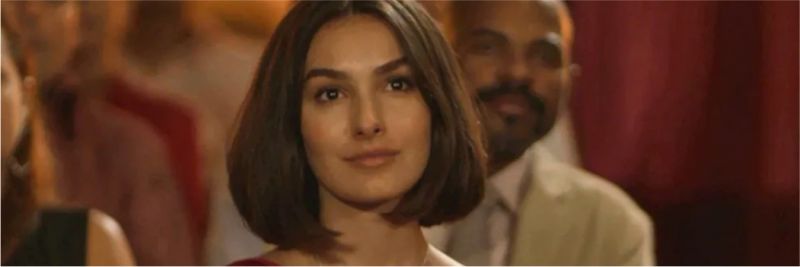 Larissa (Marina Moschen) admira discurso de Diego (Sérgio Malheiros), em 'Verão 90' — Foto: Globo