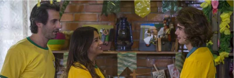 Momento de carinho entre Janaína (Dira Paes) e João (Rafael Vitti), em 'Verão 90' — Foto: Artur Meninea/Globo