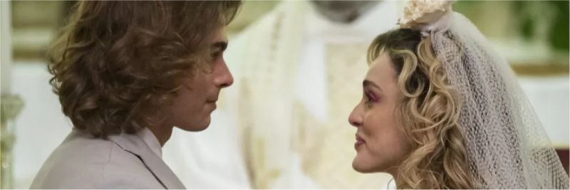 João (Rafael Vitti) recebe Manu (Isabelle Drummond) e eles se casam em Verão 90! — Foto: Artur Meninea/Gshow