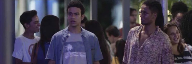 Diego (Sérgio Malheiros) reconhece Vanessa (Camila Queiroz) e vai falar com a pilantra, em 'Verão 90'